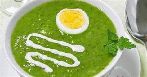 Spenótfőzelék tálalva tükörtojással