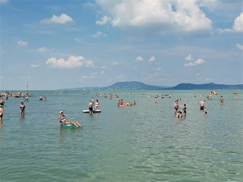 Balatonlelle látképe a Kisheggyel és a Balatonnal