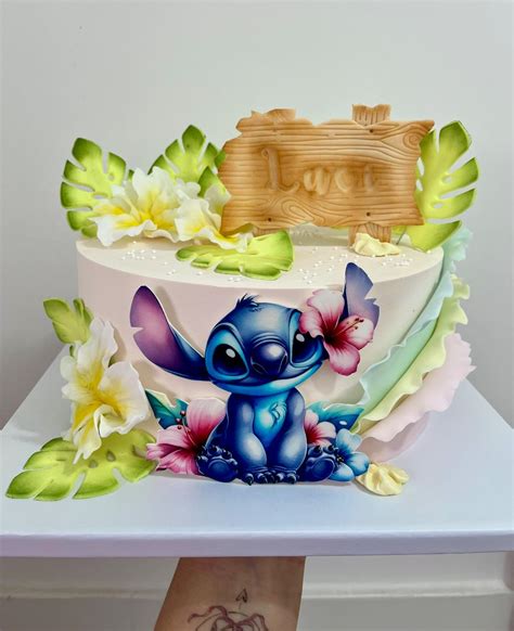 Torta vajkrémmel bevonva és díszítve