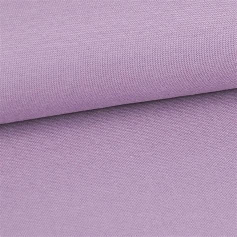 pasztell körömlakkok világos bőrön