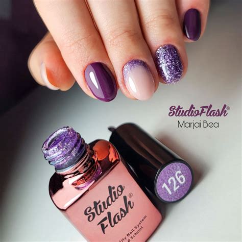 élénk piros és lila körömlakk sötét bőrön