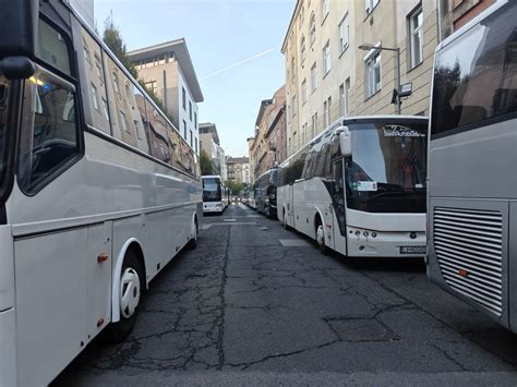 Külföldi rendszámú busz Olaszországban