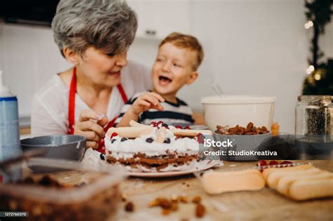 Nagymama palacsintát süt