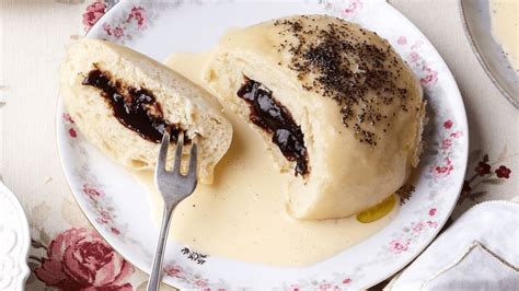 Germknödel tálalása vaníliaöntettel