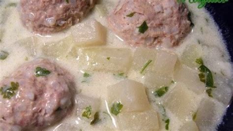 Tálalt karalábéfőzelék húsgombóccal