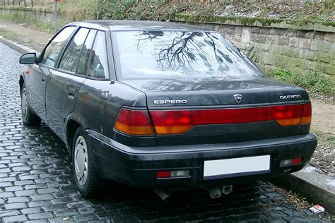 Daewoo Espero oldalsó nézet, kiemelve a Bertone által tervezett vonalvezetést