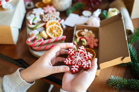 gyerekek díszítenek eperhabot