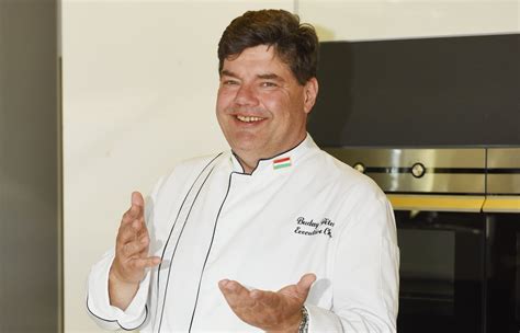 Buday Péter főzés közben