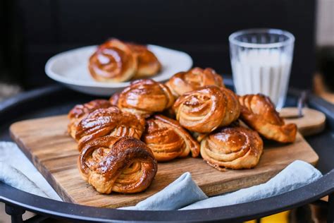 kardamomos tekercs egy csészényi kávéval