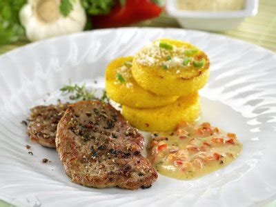 Sertésszűz szeletek friss zöldfűszerekkel