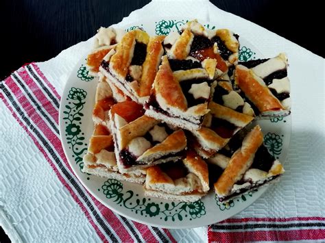Rácsos linzer túróval szeletelve, tetején porcukorral