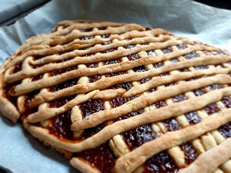 Frissen sült rácsos linzer túróval, melegen