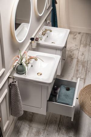 Belső fiókos kialakítás fürdőszoba szekrényben