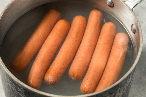 kész, főtt virsli mustárral és kiflivel