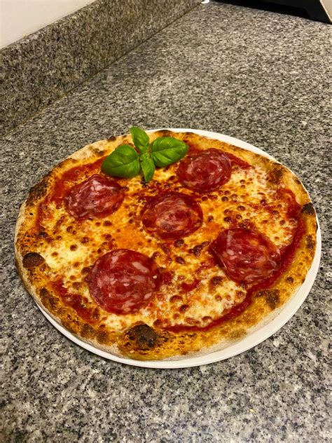 szalámi pizza feltétként