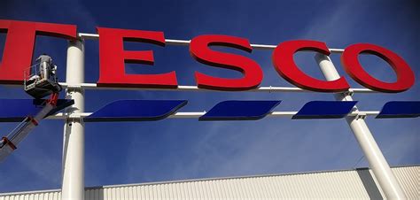 Tesco logó és figyelmeztető felirat a termékinformációkról