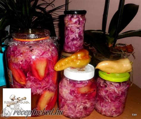 Káposztával töltött paprika üvegbe rendezve