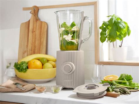 Vegyes gyümölcsök és tojások egy turmixgép mellett