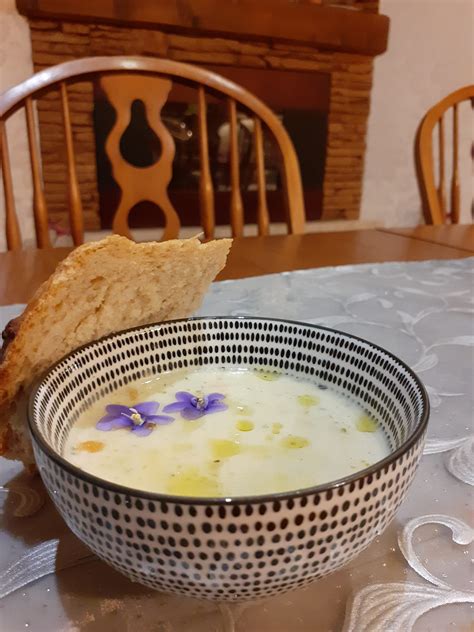 Tárkonyos leves egy tányérban friss kenyérrel