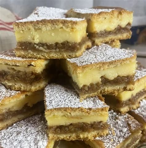 Pudingos almás pite szelet egy tányéron