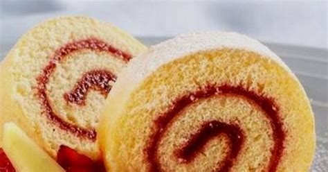 Lekváros piskótatekercs szeletelve, lekvárral díszítve