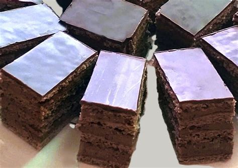 Csokis sütemény szeletelve, fakanállal díszítve