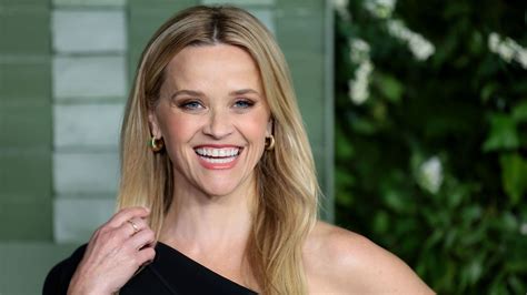 Reese Witherspoon jógázik a szabadban