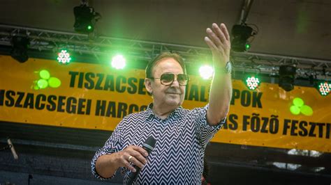 Fásy Ádám a színpadon