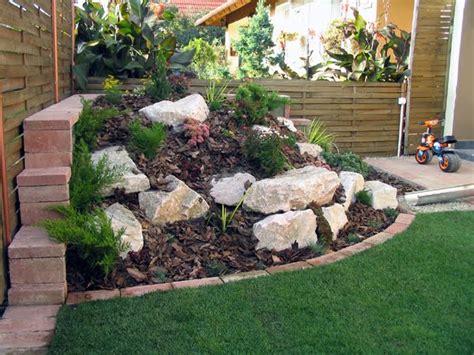 sziklakert növényekkel és kövekkel