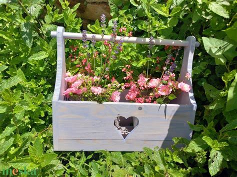 újrahasznosított fa láda növényekkel