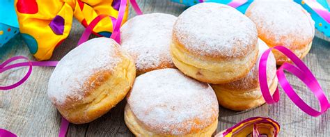 Farsangi fánkok egy tálon