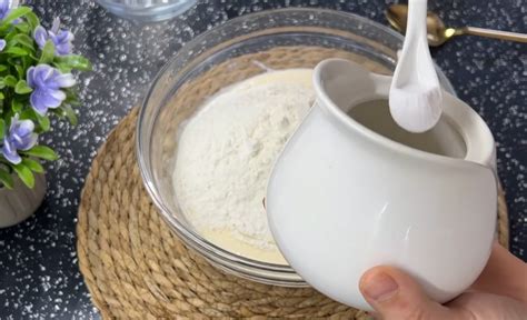 Liszt, tojás és élesztő egy tálban