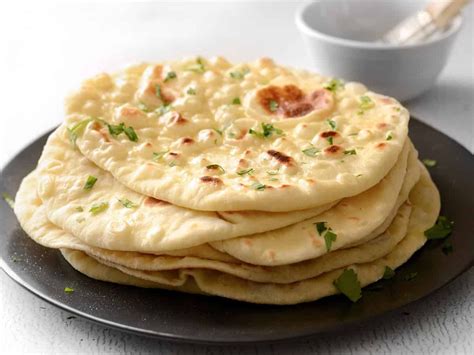különböző ízesítésű naan kenyerek