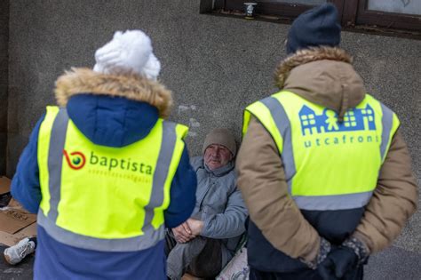 Önkéntesek ételt osztanak