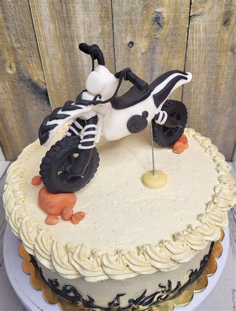 Motoros torta részletekkel