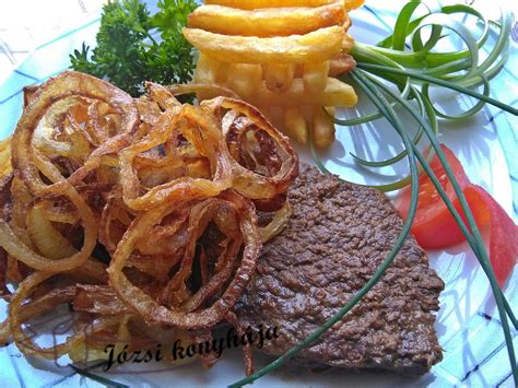 Kész hagymás rostélyos burgonyakrokettel és friss petrezselyemmel