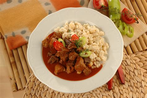 egy tál gőzölgő sertéspörkölt friss galuskával