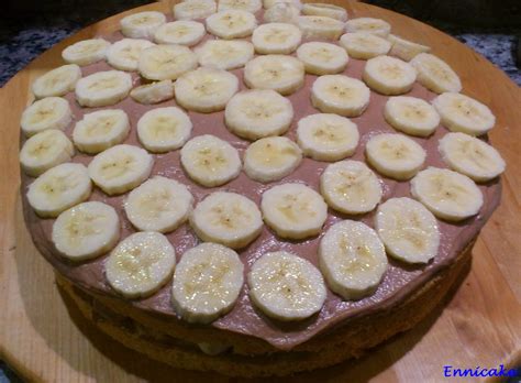 A krémek rétegzése és a banánkarikák elrendezése a tortaformában