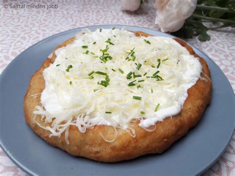 Sajtos tejfölös lángos