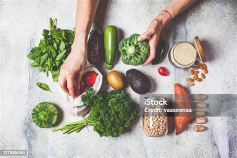 friss csiperkegombák kosárban