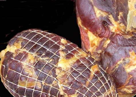 Különböző sonka alapanyagként szolgáló sertéshúsrészek