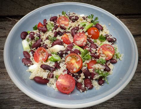Quinoa és fekete bab saláta