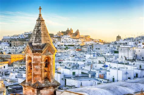 Ostuni fehérre meszelt utcái