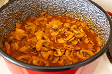 Hagyományos gombapörkölt friss petrezselyemmel megszórva