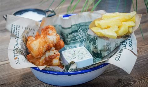 fish and chips tálalása citrommal és mártással