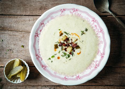 Kész fokhagymás-tejfölös spagetti tálalva, friss zöldfűszerekkel