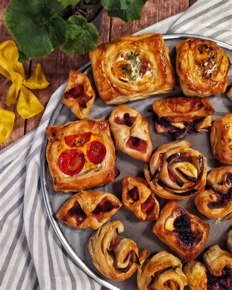 Különböző sós feltétekkel díszített leveles tészta falatkák