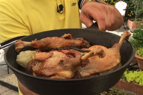 Előkészített, beirdalt kacsacombok sózva, borsozva
