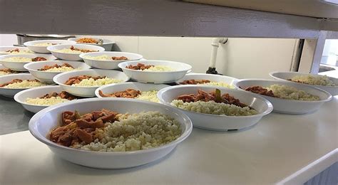Tányér friss és egészséges ételekkel egy iskolai menzán