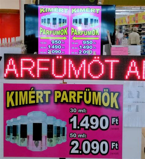 Bevásárlóközpontban elhelyezett kimért parfüm stand